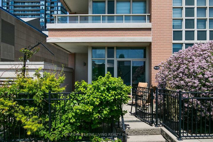 Property Photo:  6 Pirandello Street Th22  ON M6K 0B1 