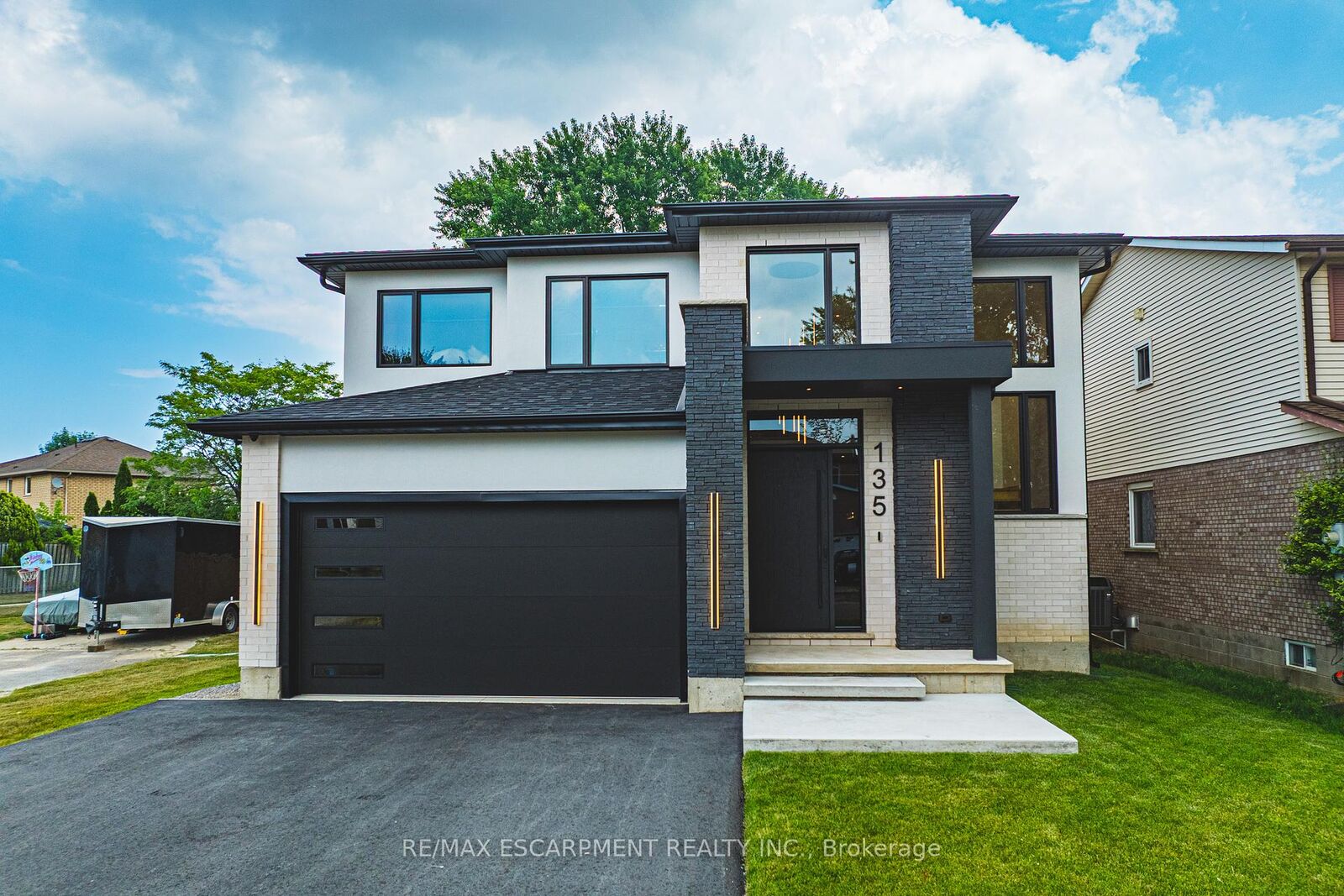Property Photo:  135 Eleanor Avenue  ON L8W 1C7 