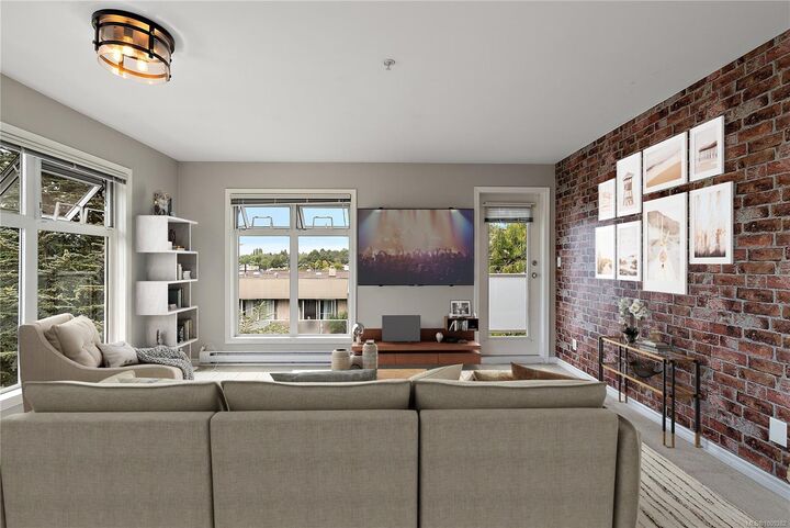 Property Photo: 3230 Glasgow Ave 403 BC V8X 1M2