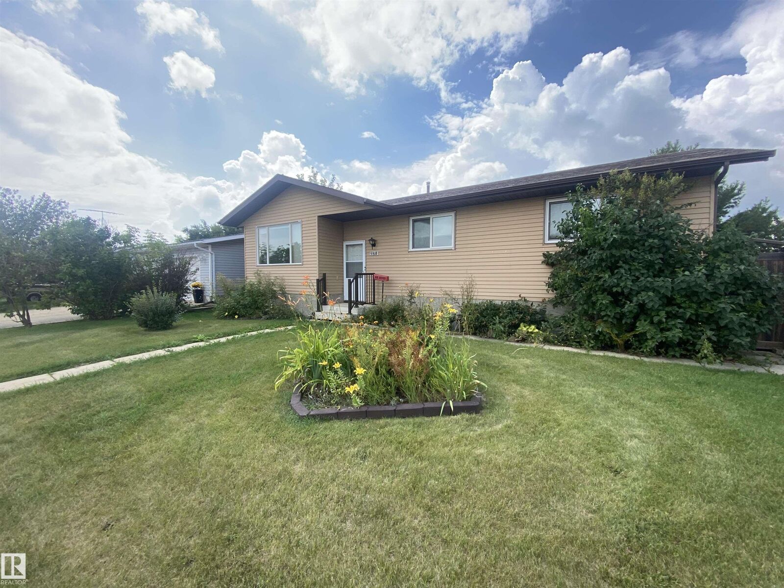 Property Photo: 5918 52 AB T9C 1J1