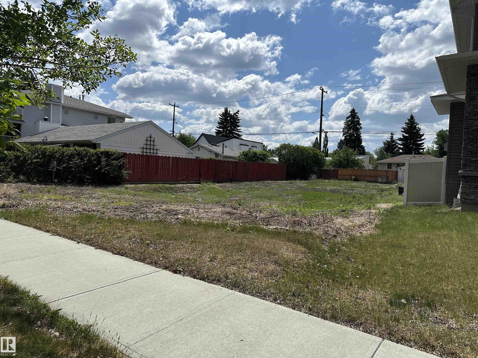 Photo de la propriété:  8527 77 Avenue NW  AB T6C 0L5 