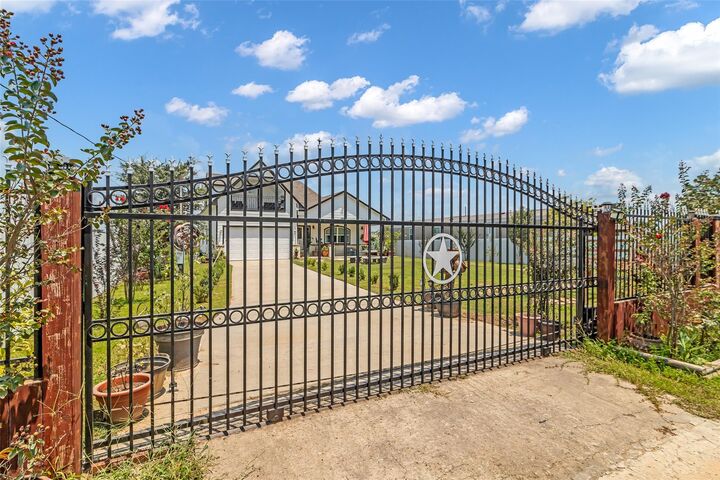 Property Photo:  90 County Road 5025  TX 77327 