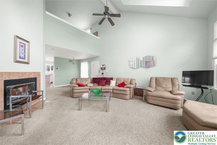 Property Photo:  275 Ridings Circle  PA 18062 