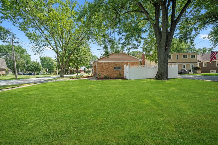 Property Photo: 3900 Gilbert Avenue IL 60558