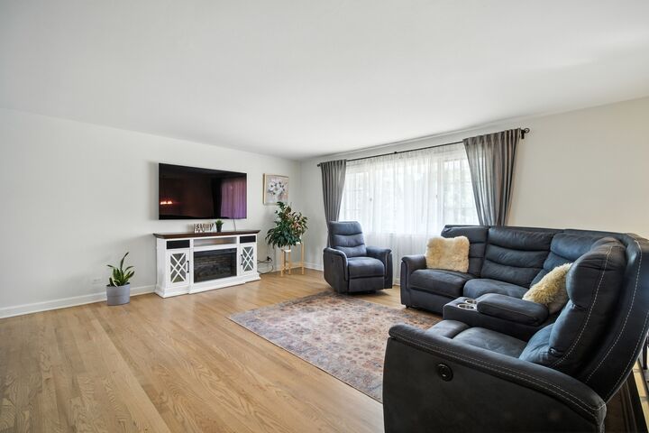 Property Photo: 908 Jeffery Court IL 60193