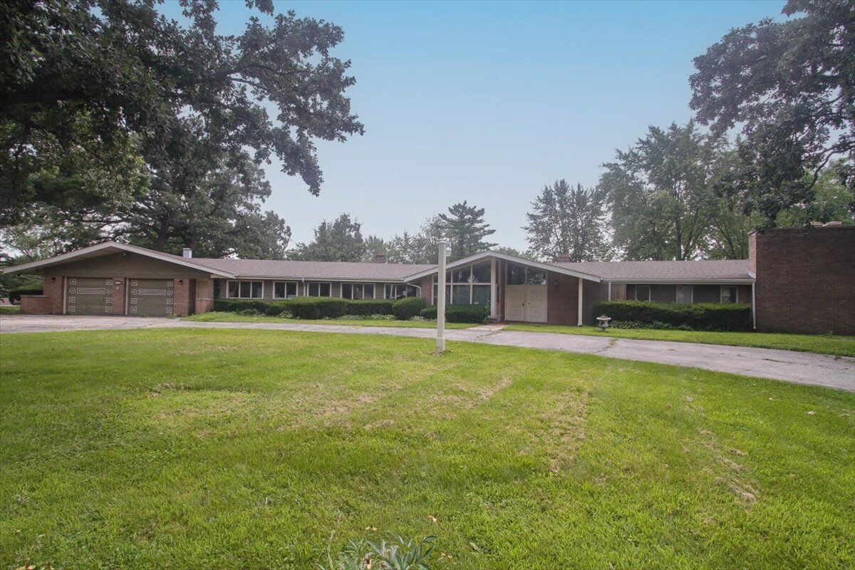 Property Photo:  701 W Stearns Road  IL 60103 