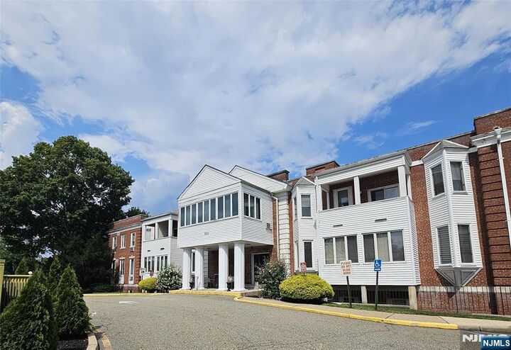 Property Photo:  520 Newark Pompton Turnpike 300  NJ 07444 
