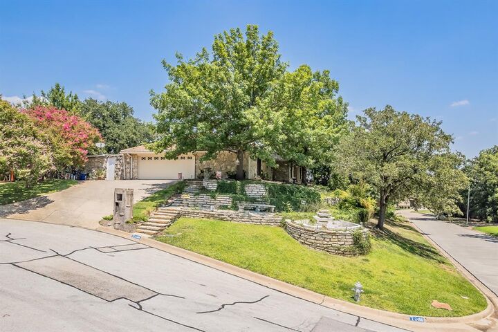 Property Photo: 2406 Drawbridge Drive TX 76012
