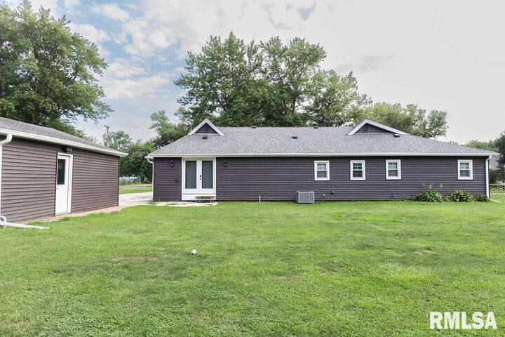 Property Photo:  614 E 8th Street  IL 61563 