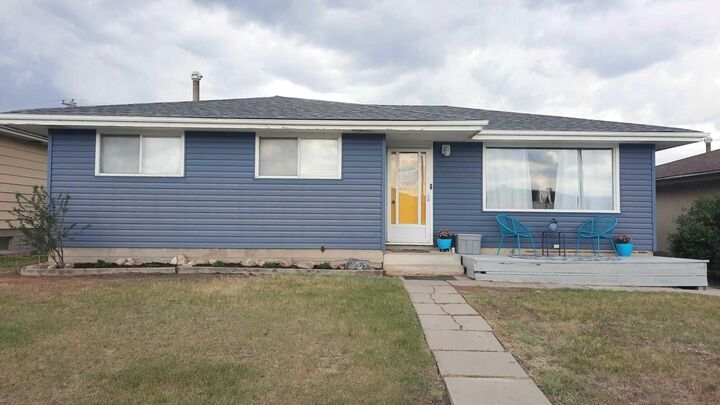 Property Photo:  1005 2 Street SE  AB T0J 0Y6 