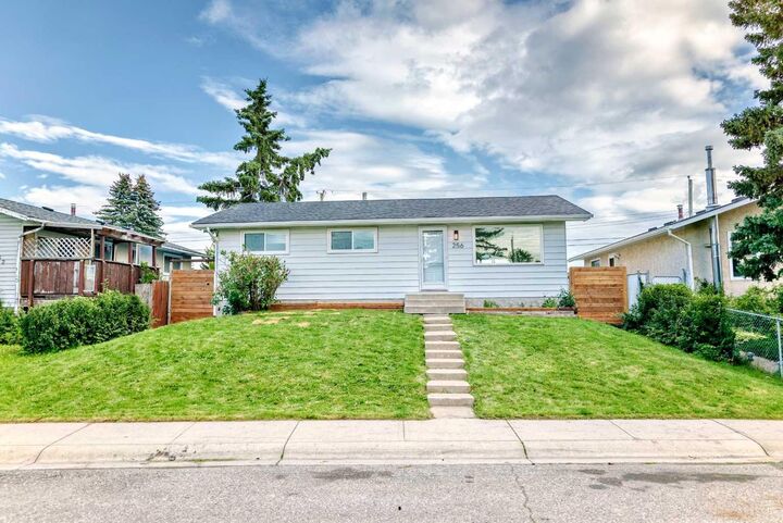 256 Penbrooke Close SE  Calgary AB T2A 3P1 photo