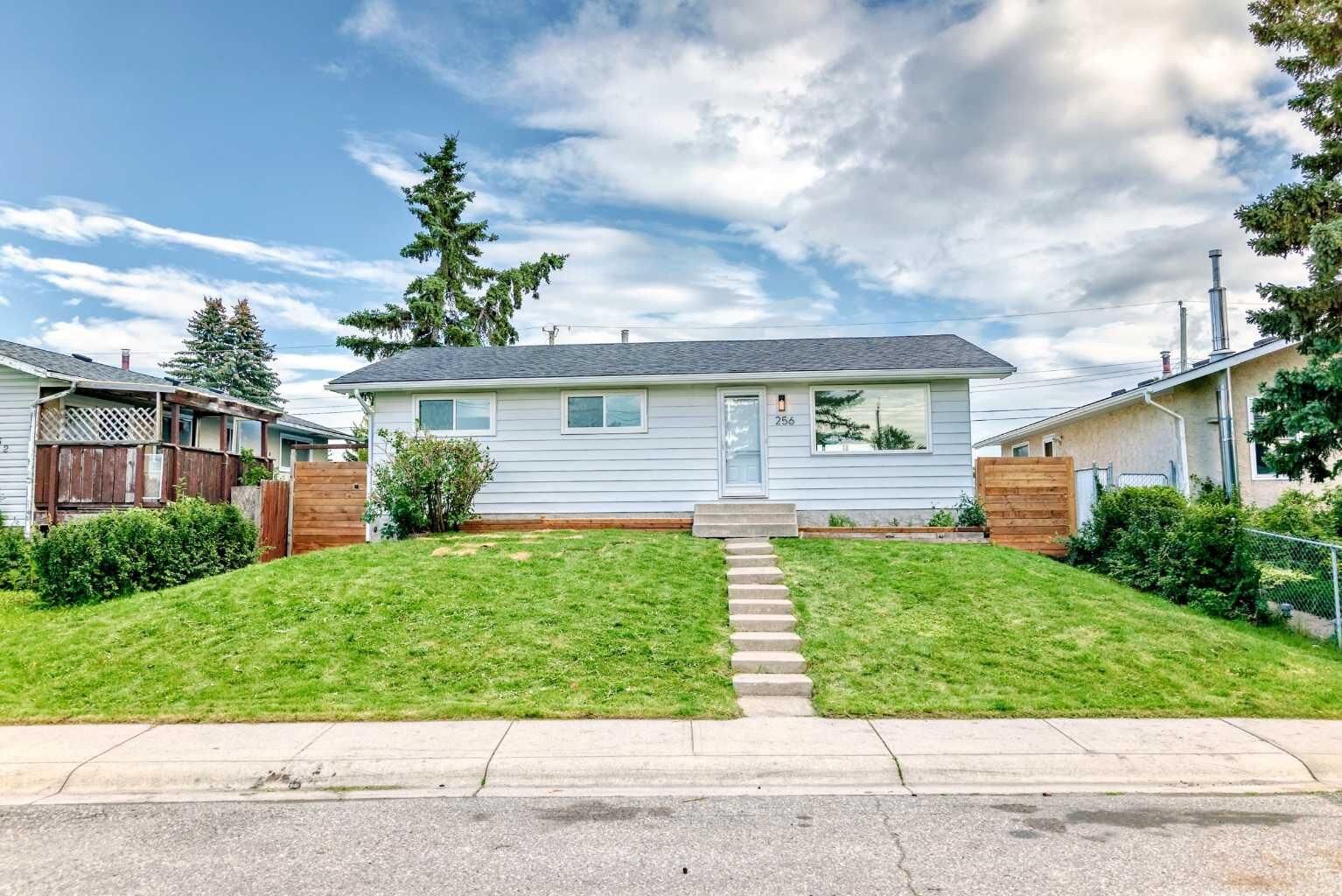Property Photo:  256 Penbrooke Close SE  AB T2A 3P1 