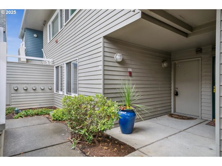 87 N Hayden Bay Dr  Portland OR 97217 photo