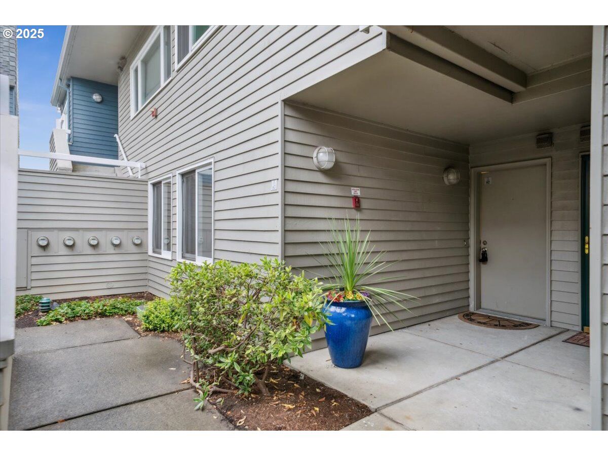 Property Photo: 87 N Hayden Bay Dr OR 97217