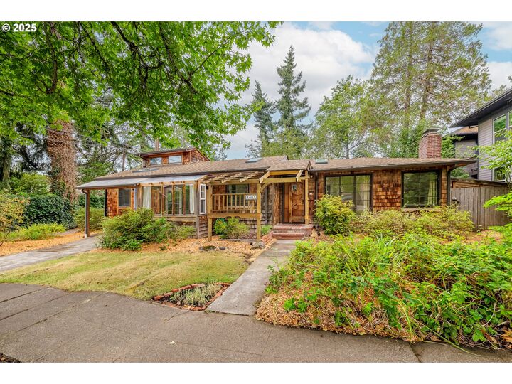 Property Photo:  1461 E 20th Ave  OR 97403 