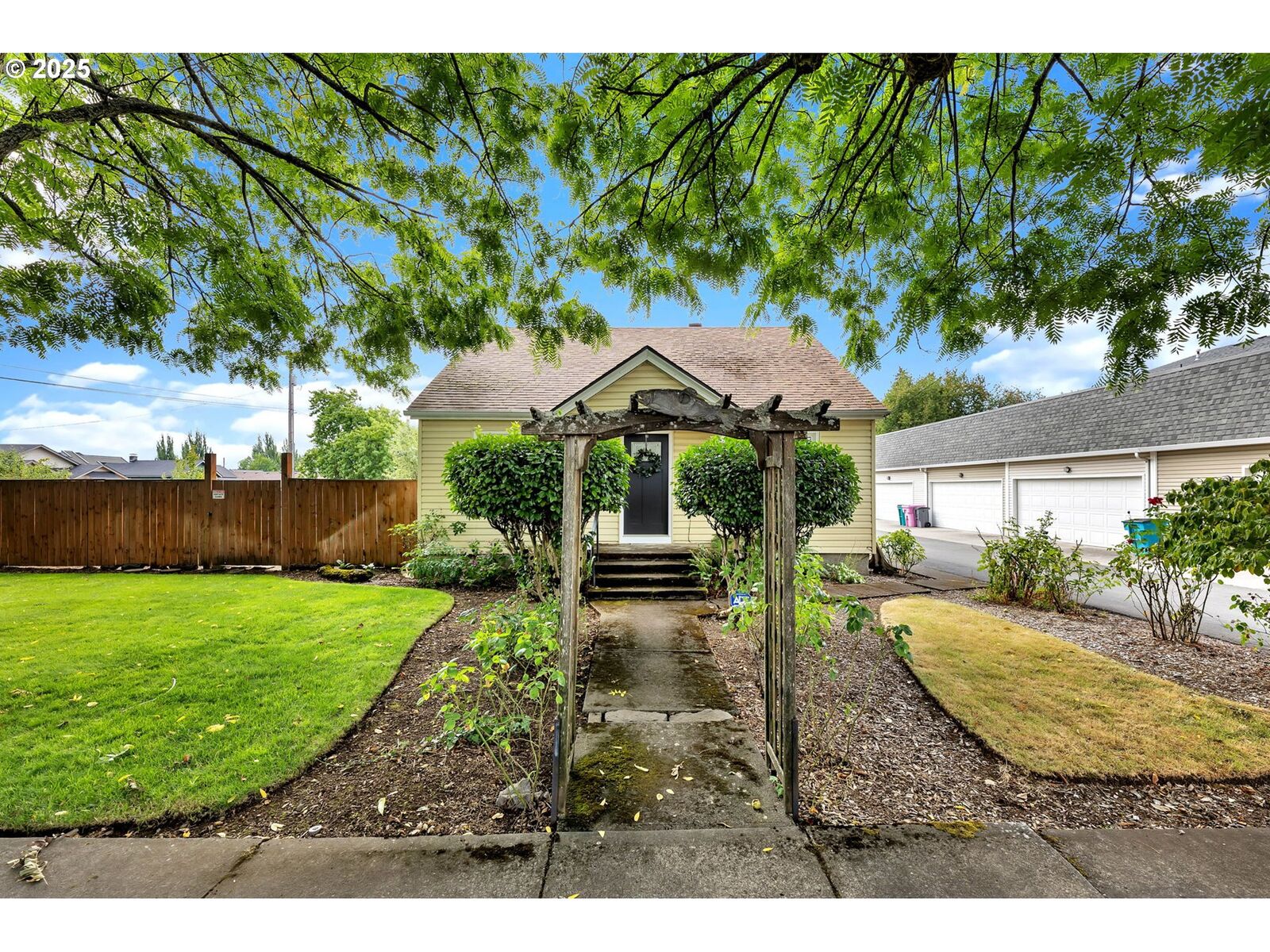 Property Photo: 804 V St WA 98661