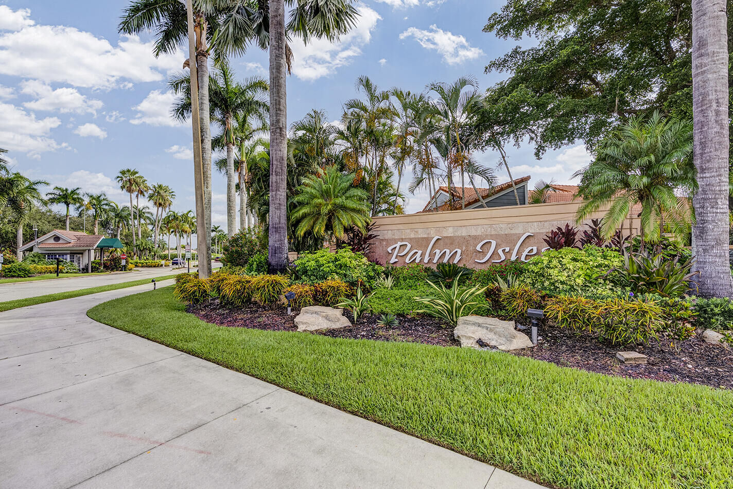 Property Photo: 9938 Harbour Lake Circle FL 33437