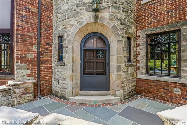 Property Photo:  18675 Bretton Drive  MI 48223 