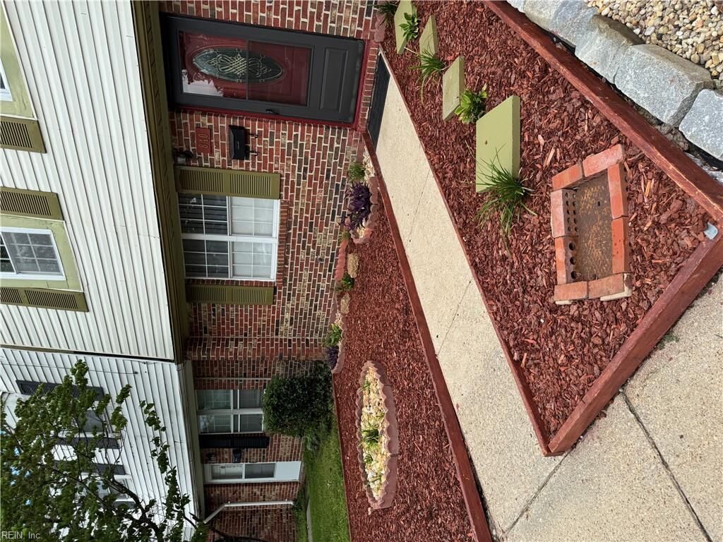 Property Photo: 840 N Grosvenor Ct VA 23462