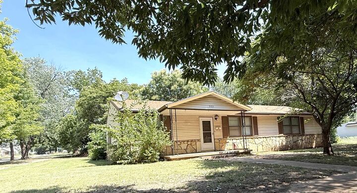 Property Photo: 503 E Main KS 67003