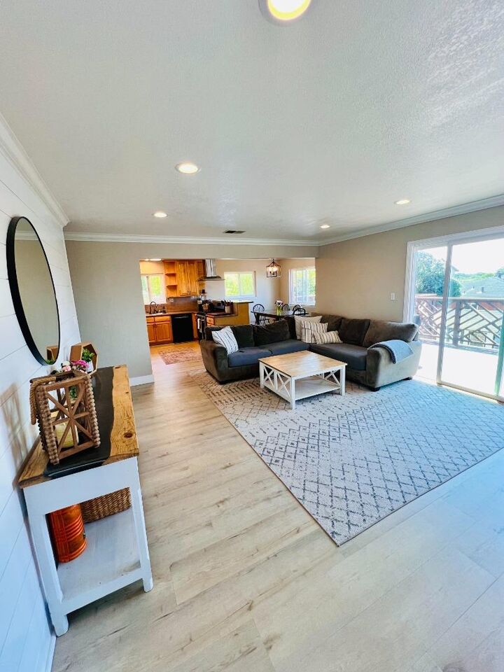 Property Photo: 908 Bancroft Ave CA 94019
