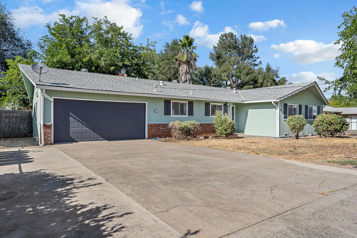 Property Photo: 952 Camino Court CA 96002
