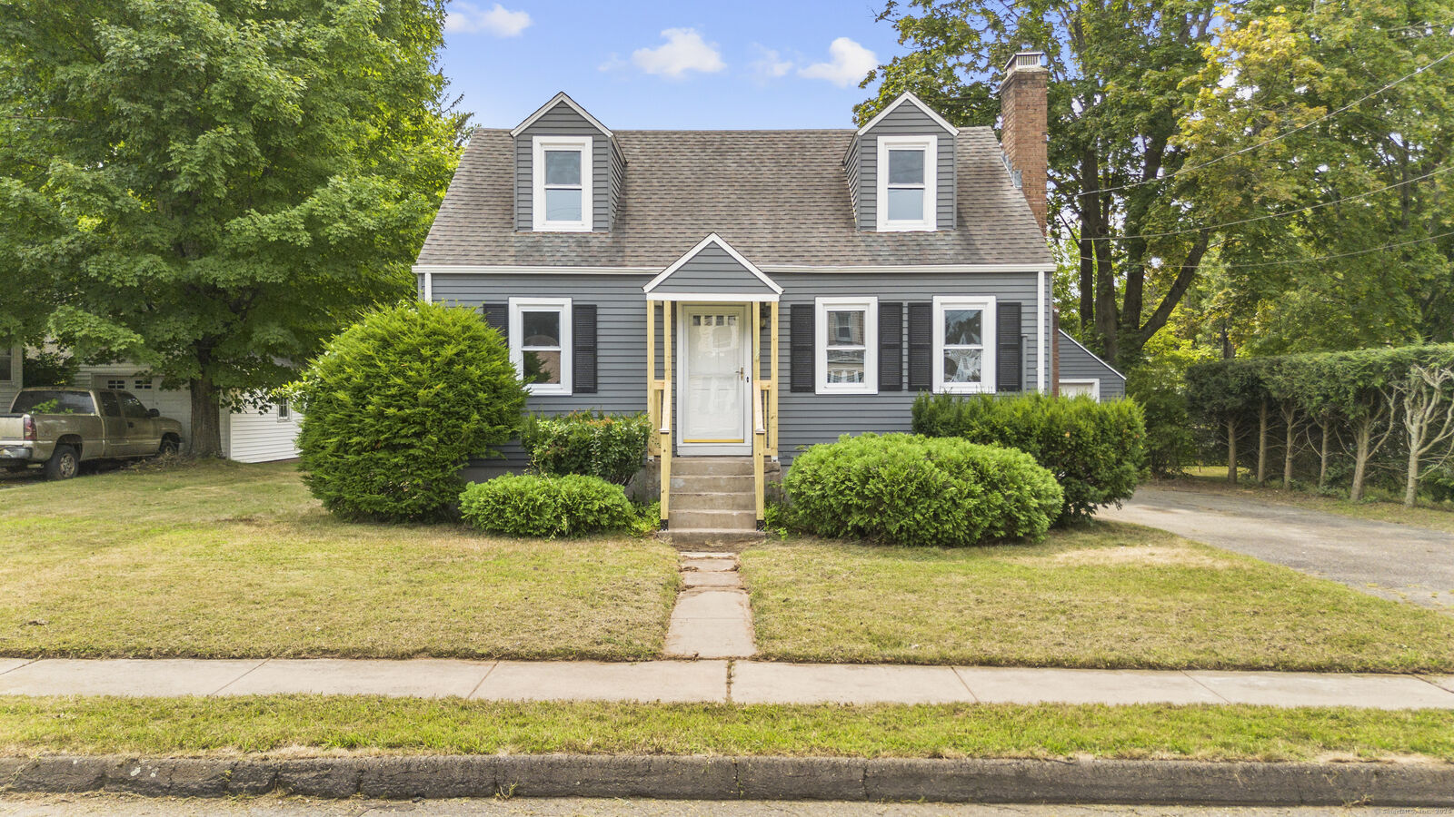 Property Photo:  30 Lucian Street  CT 06040 