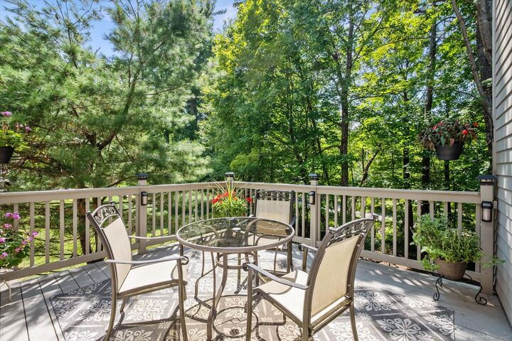 Property Photo: 2 Templeton Court 2 CT 06001