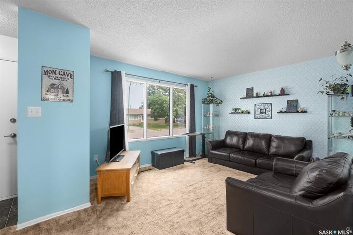 Property Photo:  425 30th Street E  SK S6V 1Z5 