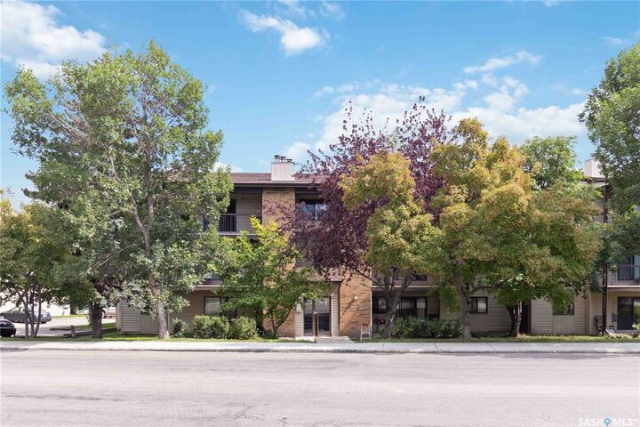 Property Photo: 305 Kingsmere Boulevard 302 SK S7J 4J6