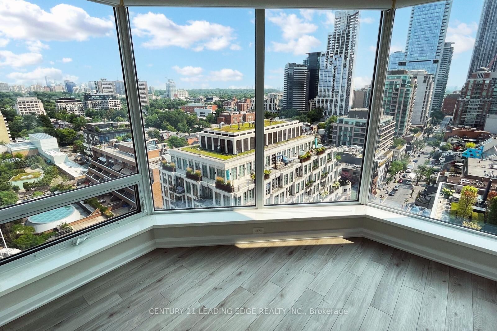Property Photo:  155 Yorkville Avenue 1704  ON M5R 1C4 