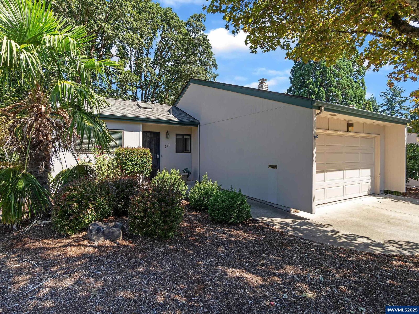 Property Photo: 634 Salem Heights Av S OR 97302