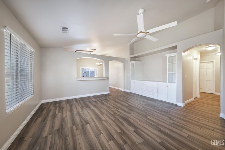 Property Photo:  303 Fern Meadow Drive  CA 93308 