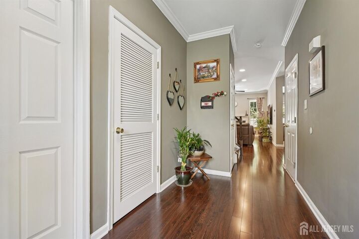 Property Photo:  7 Leed Court  NJ 08550 