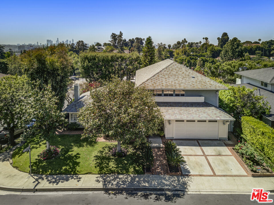 Property Photo:  5136 Los Bonitos Way  CA 90027 