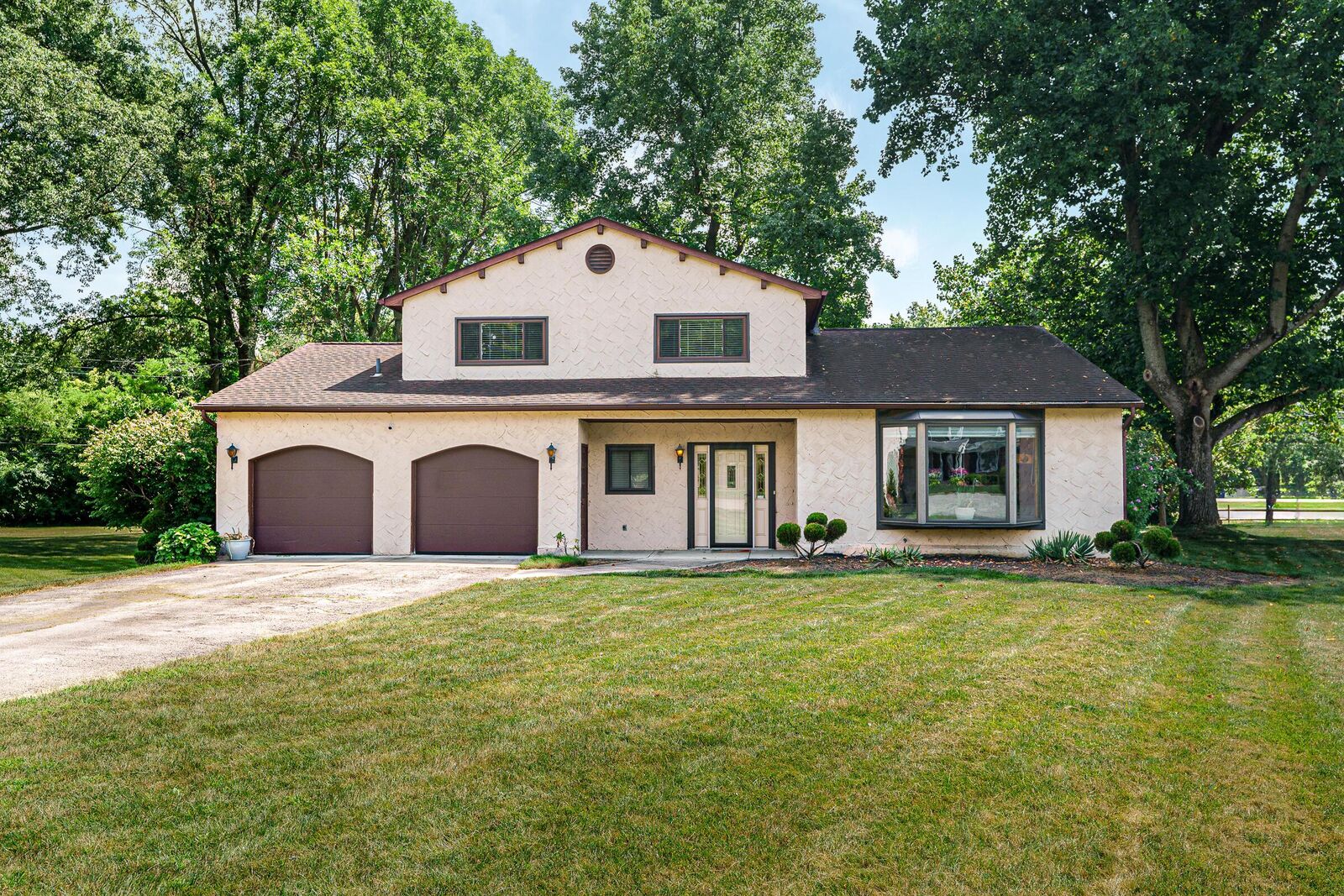 Property Photo: 5861 Effingham Road OH 43213