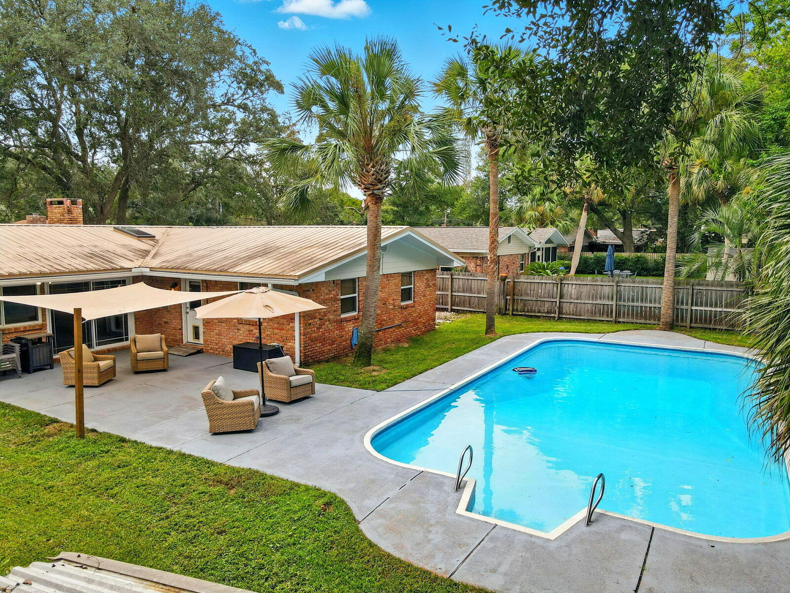 Property Photo:  616 NE Fairway Avenue  FL 32547 