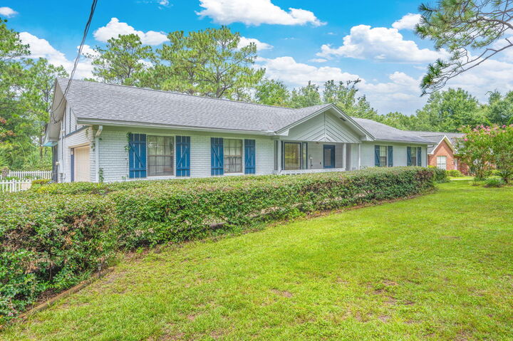 Property Photo: 5770 Wildwood Road FL 32536