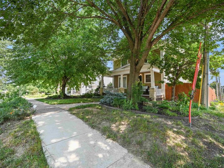 Property Photo:  420 Summit Street  IA 52001 