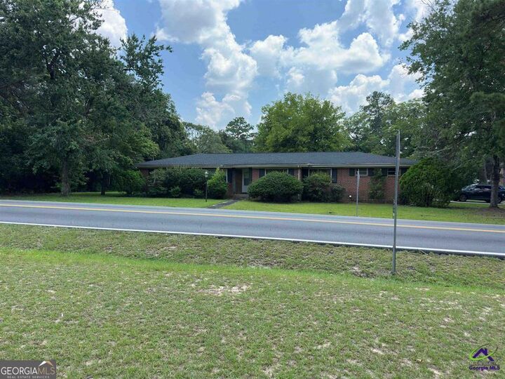 Property Photo:  501 Pinecrest Drive  GA 31093 