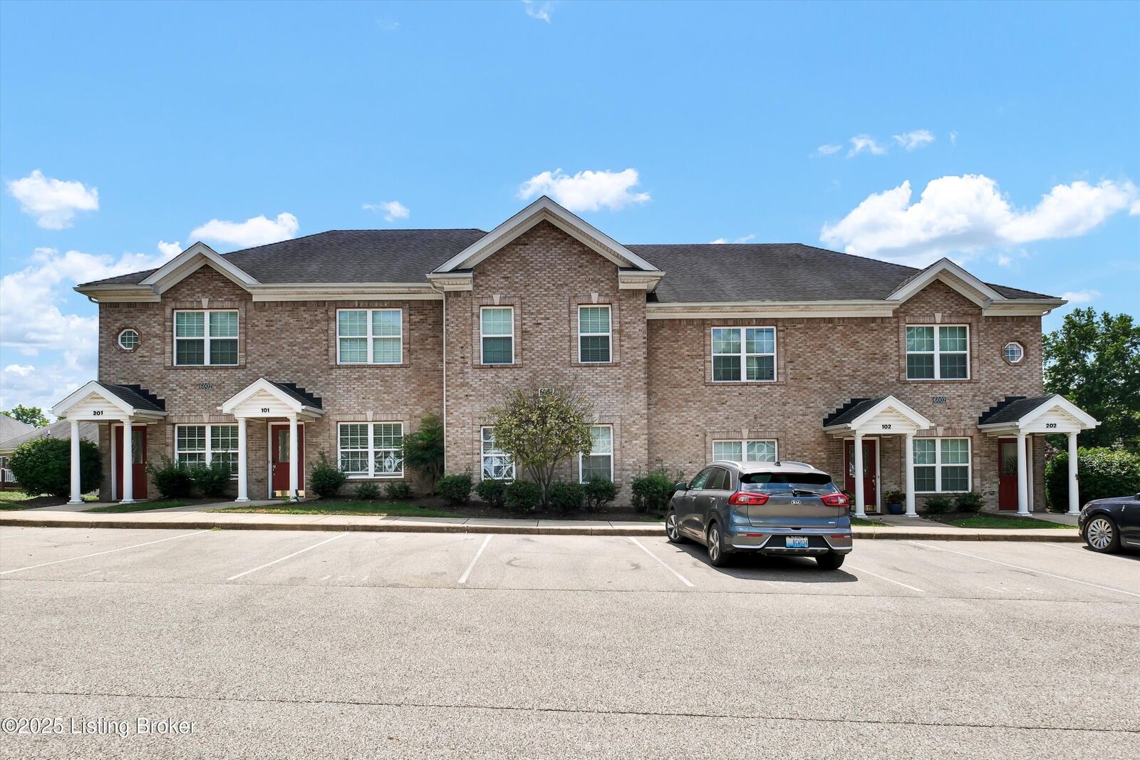 Property Photo:  6002 Wooded Creek Dr Dr 101  KY 40291 