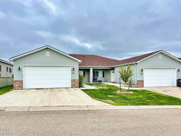 Property Photo:  109 Hilltop Way  ND 58784 