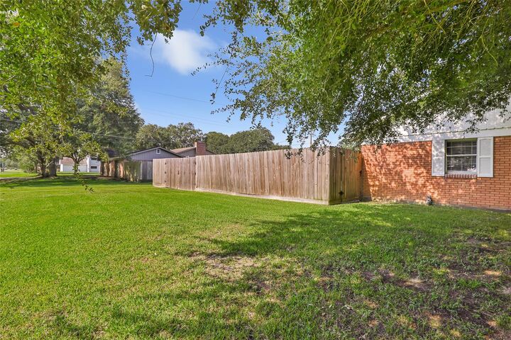 Property Photo: 106 Lynn Street TX 77514