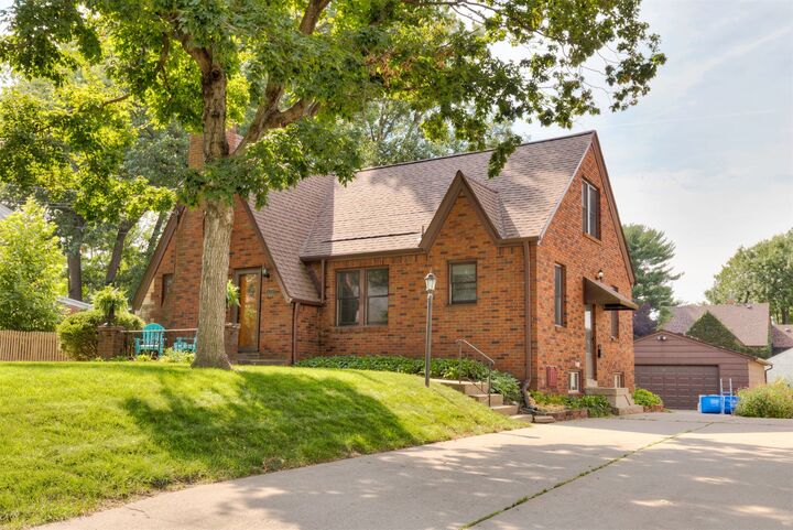 Property Photo:  6420 Elmcrest Drive  IA 50324 