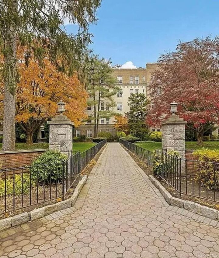 Property Photo:  472 Gramatan Avenue Bldg. 1, Unit D1  NY 10552 