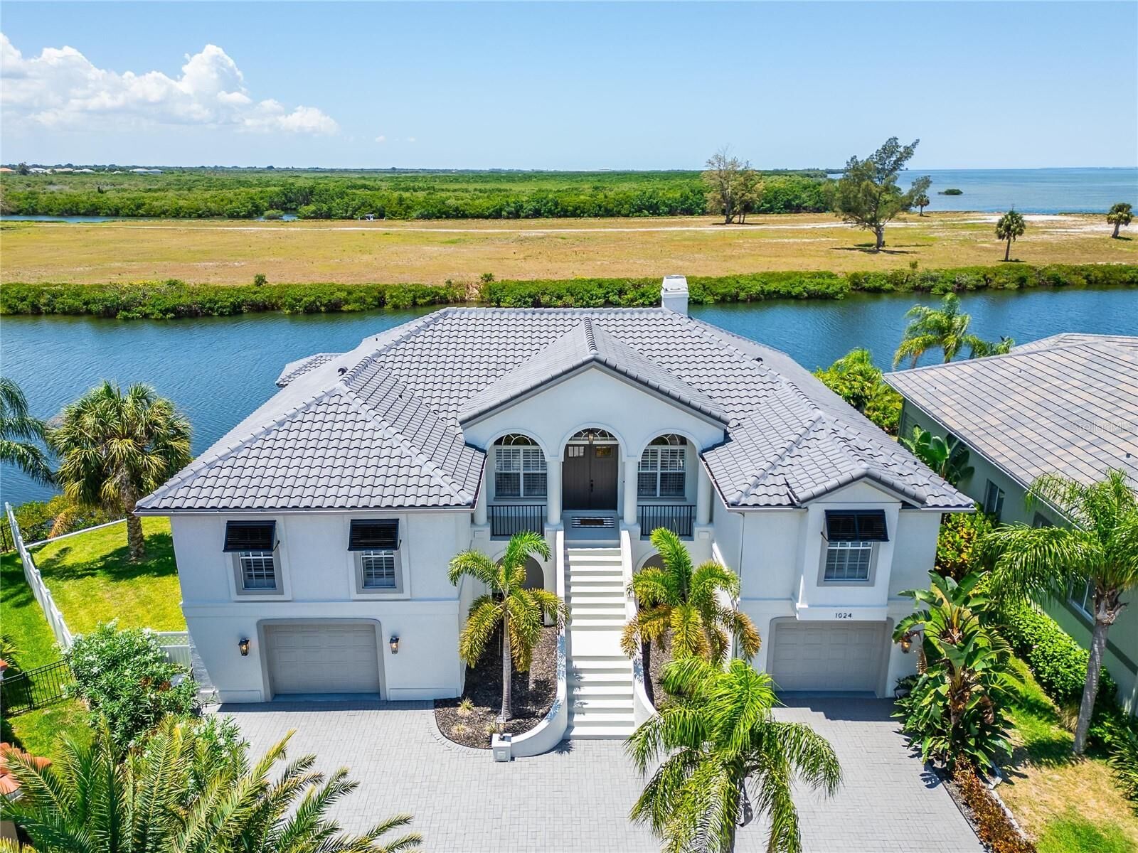 Property Photo: 1024 Sonata Lane FL 33572