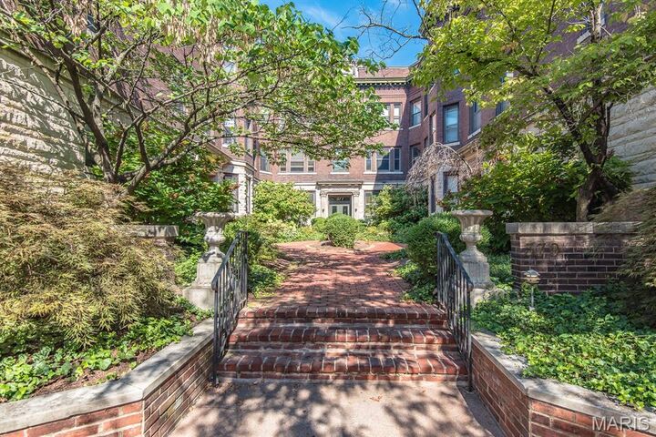 Property Photo: 377 N Taylor Avenue 1S MO 63108