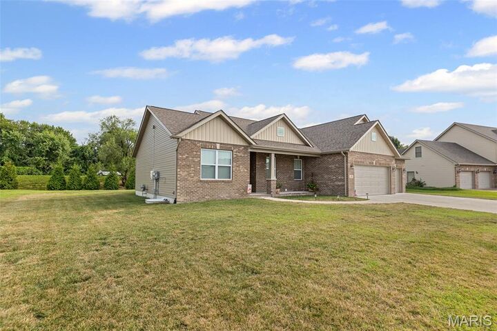 Property Photo: 261 Emerald Way IL 62040