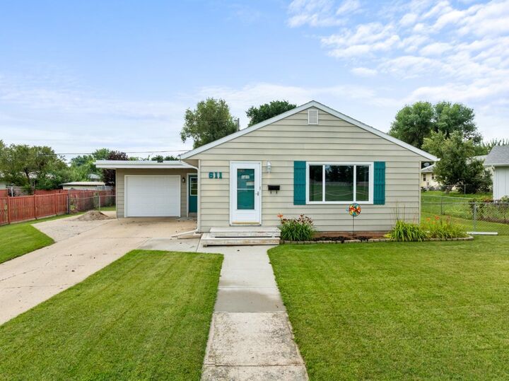 611 18th Ave SW  Minot ND 58701 photo