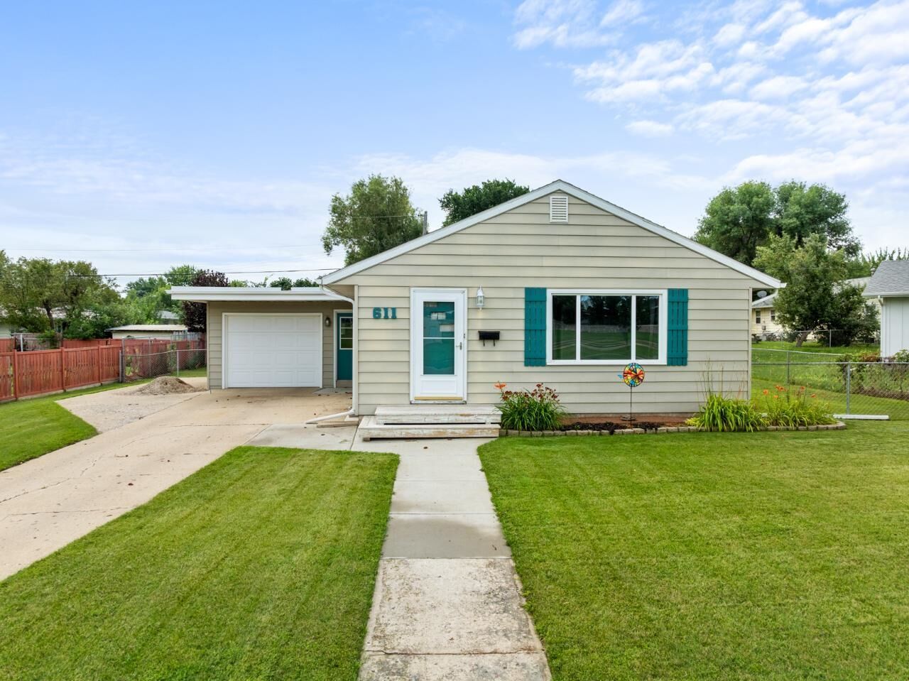 Property Photo: 611 18th Ave SW ND 58701